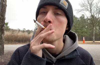 Лечение зависимости от табакокурения в Кирово-Чепецке Мужчина с сигаретой делает затяжку