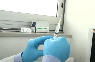 Проведение кодирования Вивитролом в Кирово-Чепецке Шприц с Вивитролом в руках у врача